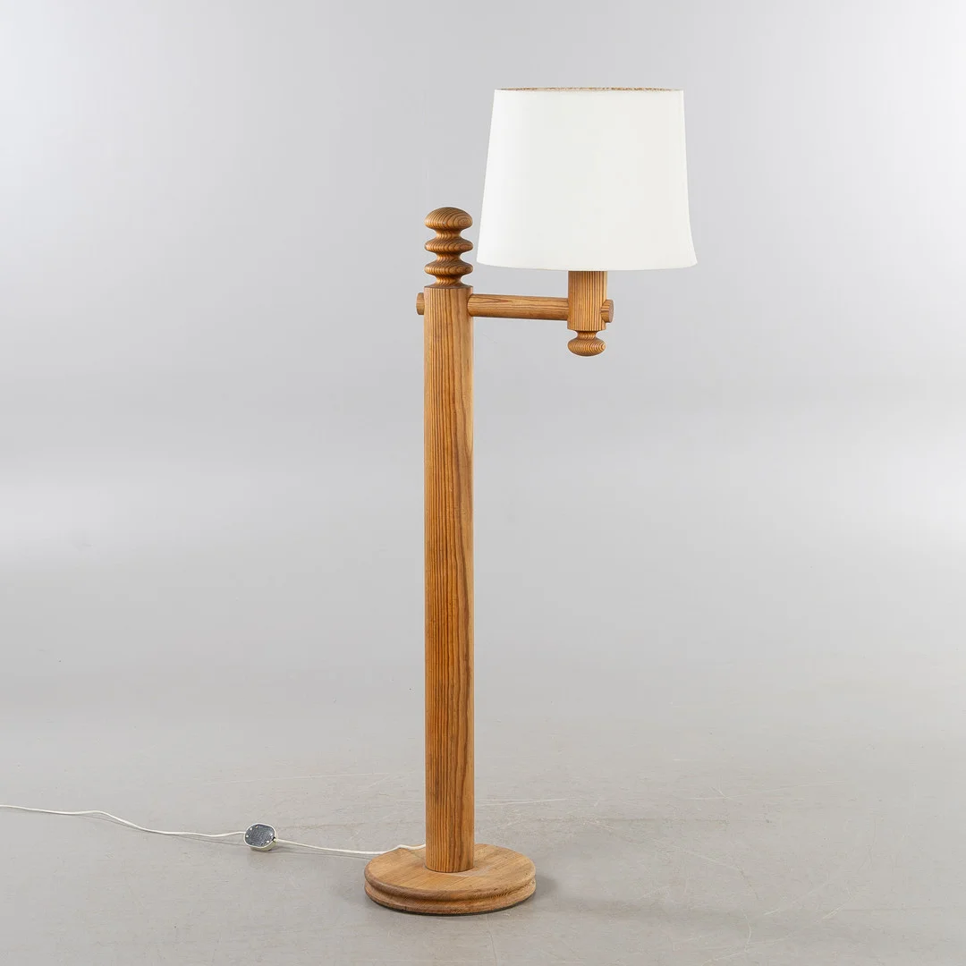 ÖSTEN KRISTIANSSON. Golvlampa, furu, Östen Kristiansson AB. — Floor lights — Stockholms Auktionsverk Helsingborg