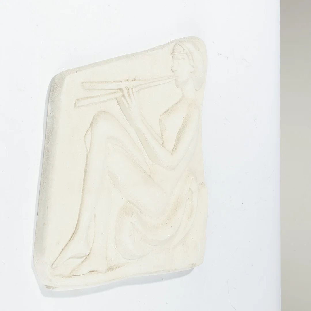 Væghængt gips relief med fløjtespillende kvinde, mærket MECA, 1900 tallets anden halvdel. — Sculptures & Bronzes — Palsgaard Kunstauktioner