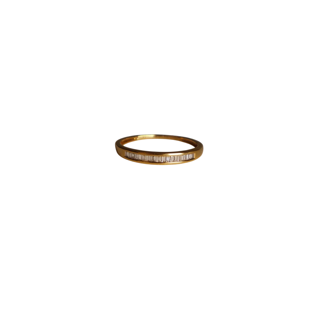 Media alianza en oro de 18K y diamantes en talla baguette. — Rings — Barcelona Auctions