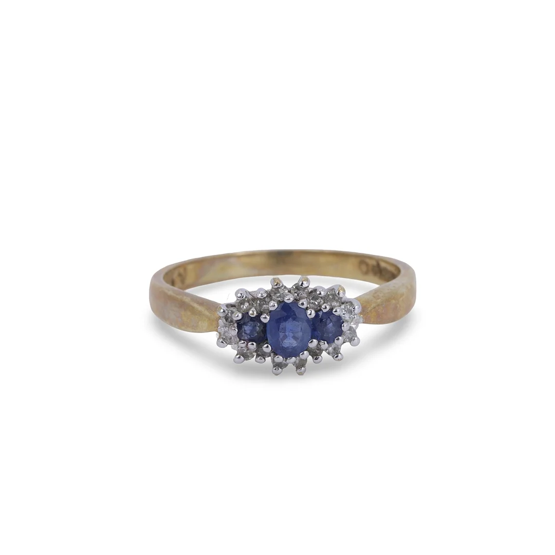 SAPPHIRE AND DIAMOND CLUSTER RING. — Rings — Chalkwell Auctions
