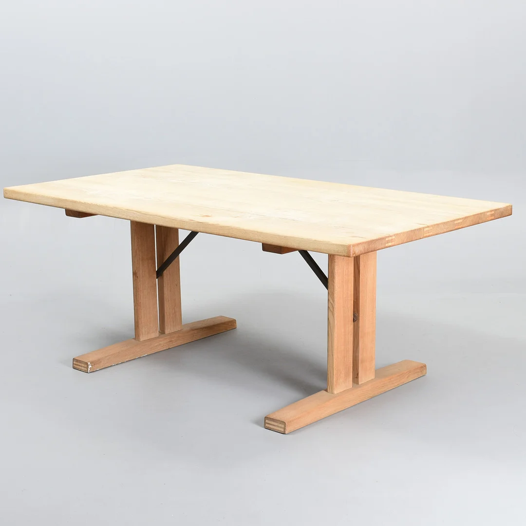 DANSK MØBELDESIGN. Plankebord i massiv eg. Mærket KHL & JL. 1974. — Tables — Sørensen Auktioner
