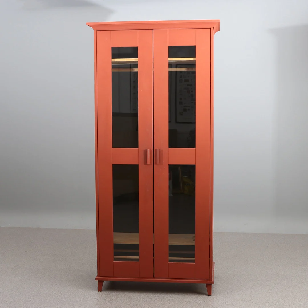 NORRGAVEL, KLÄDSKÅP. Rödmålat trä med vitrindörrar. — Cupboards, Cabinets & Shelves — Skånes Auktionsverk