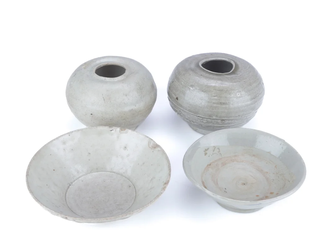 Four pieces Chinese earthenware (4) — Hobby and collectibles/Asian art — Lauritz