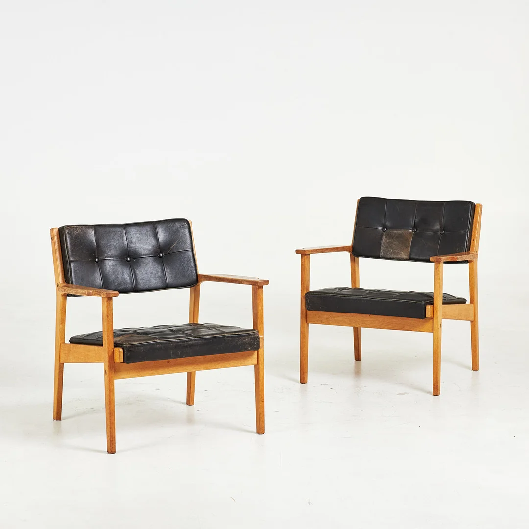 INGEMAR THILLMARK. Fåtöljer, 1 par, "Axamo", teak med svart skinnklädsel. — Armchairs & Chairs — Stockholms Auktionsverk Sickla