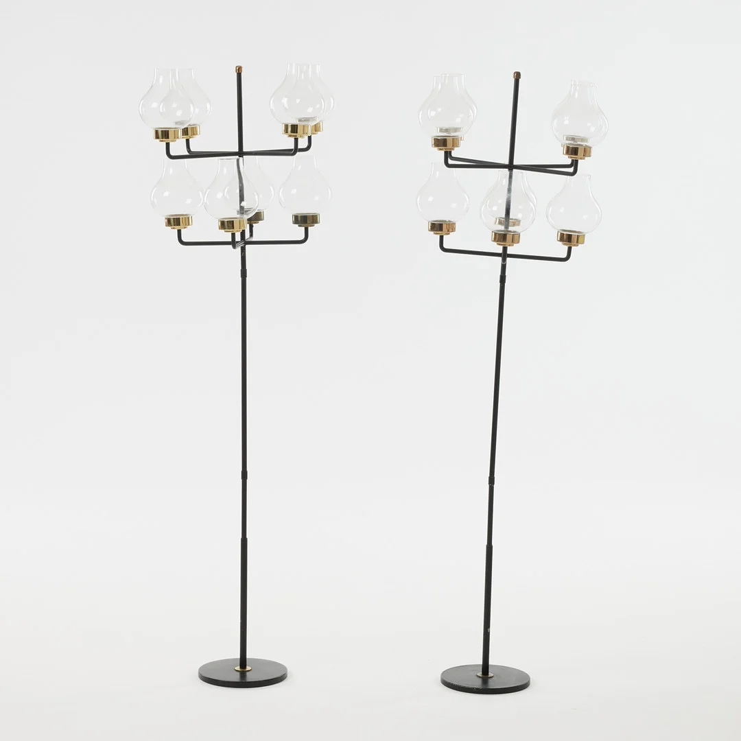 ANDERS PEHRSON. "Ofir -Oktav", golvljusstakar, 1 par, Atelje Lyktan, svartlackerad stomme med detaljer i mässing, kupor i glas. — Candlesticks — Stockholms Auktionsverk Magasin 5