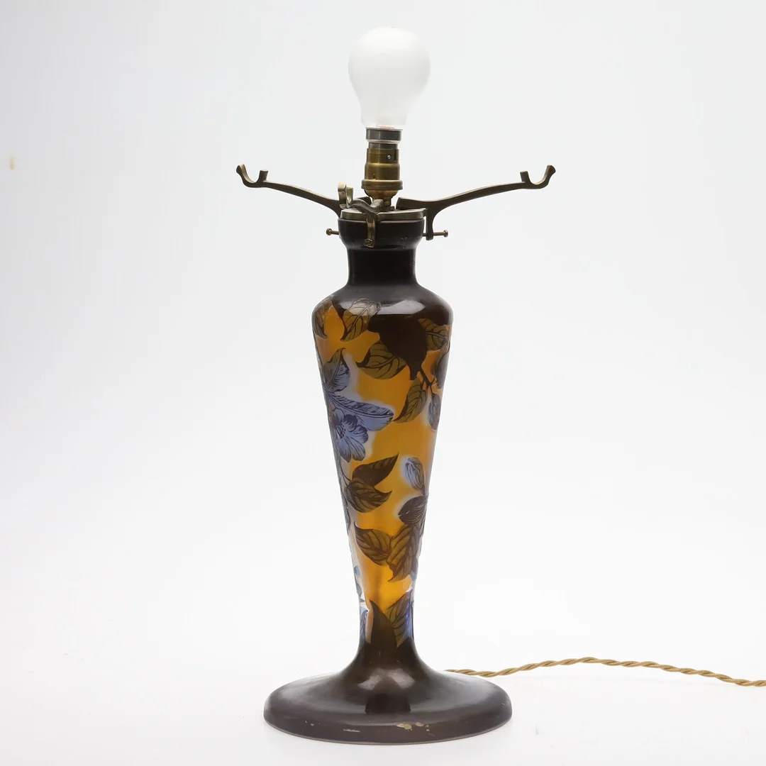 BORDSLAMPA, Cameo-glas, Art nouveau, tidigt 1900-tal. Frankrike. — Table Lamps — Örebro Stadsauktioner