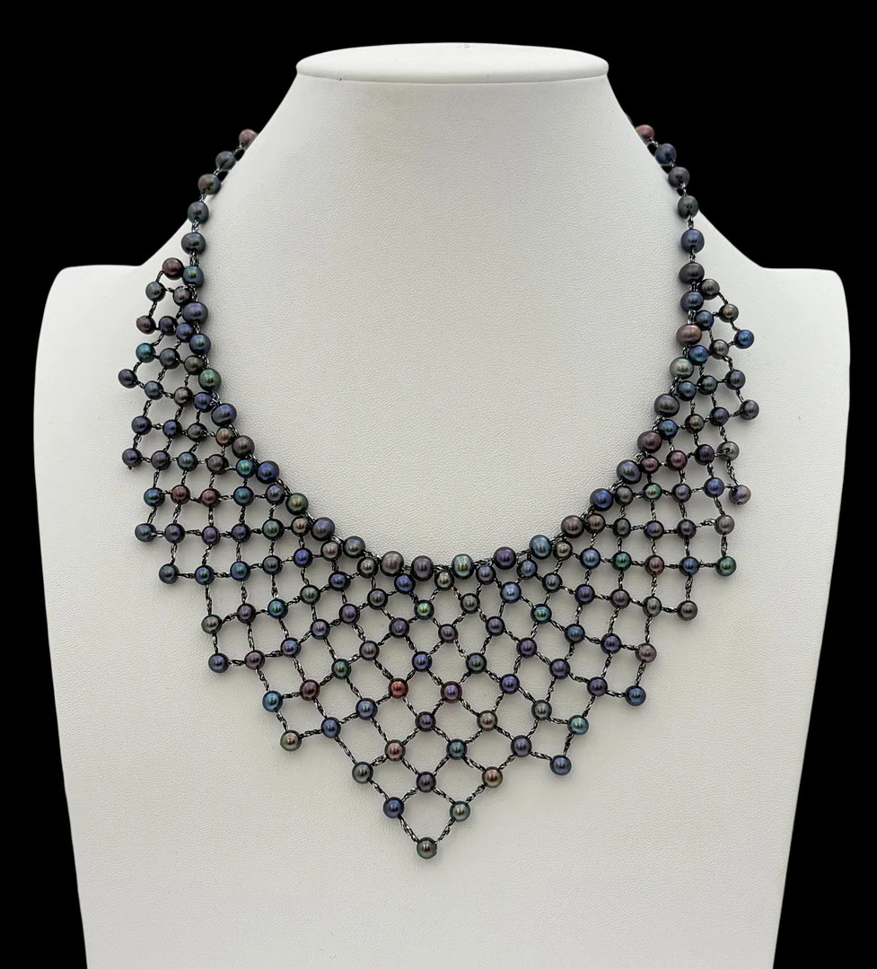 MULTICOLOURED CULTURED PEARL NECKLACE. — Necklace — Griffin’s Auctioneers