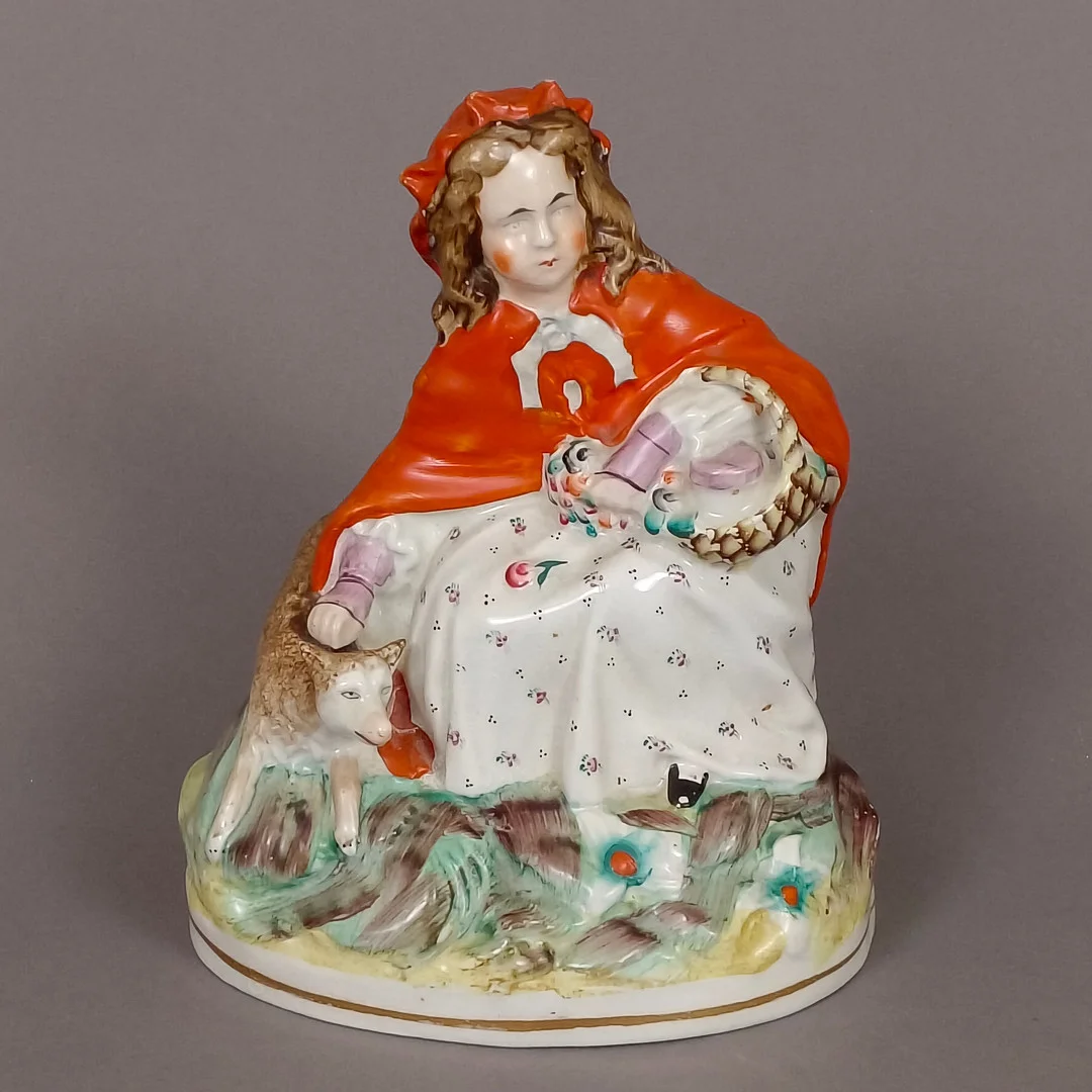 STAFFORDSHIRE-FIGUR "ROTKÄPPCHEN / LITTLE RED RIDING HOOD" - England, Ende 19. Jh. / um 1900. — European — Auktionshaus Blank