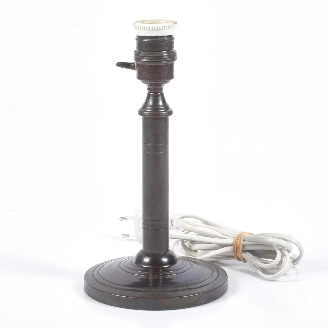 BORDSLAMPA, metall, 1900-talets mitt. — Table Lamps — Stadsauktion Sundsvall