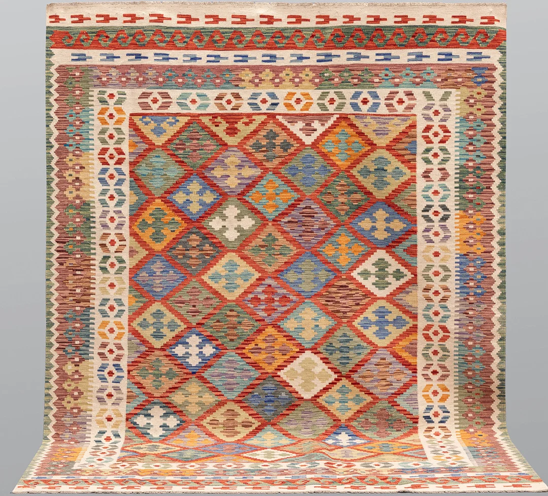 MATTA. Kelim klassisk design, 291 x 200 cm. — Oriental Carpets & Textiles — Södermanlands Auktionsverk