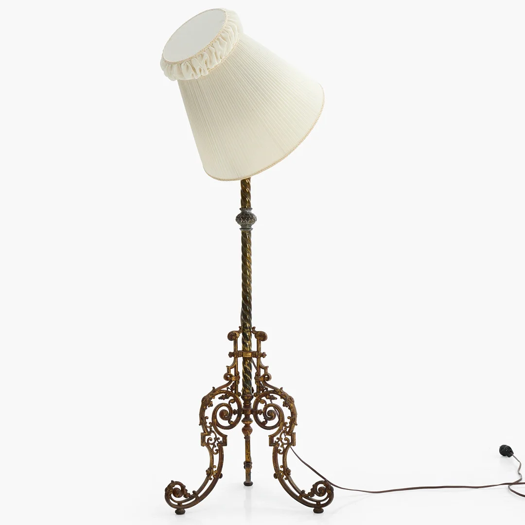 FOTOGENLAMPA, golvlampa, gjutjärn och mässing. — Floor lights — Crafoord Auktioner Stockholm