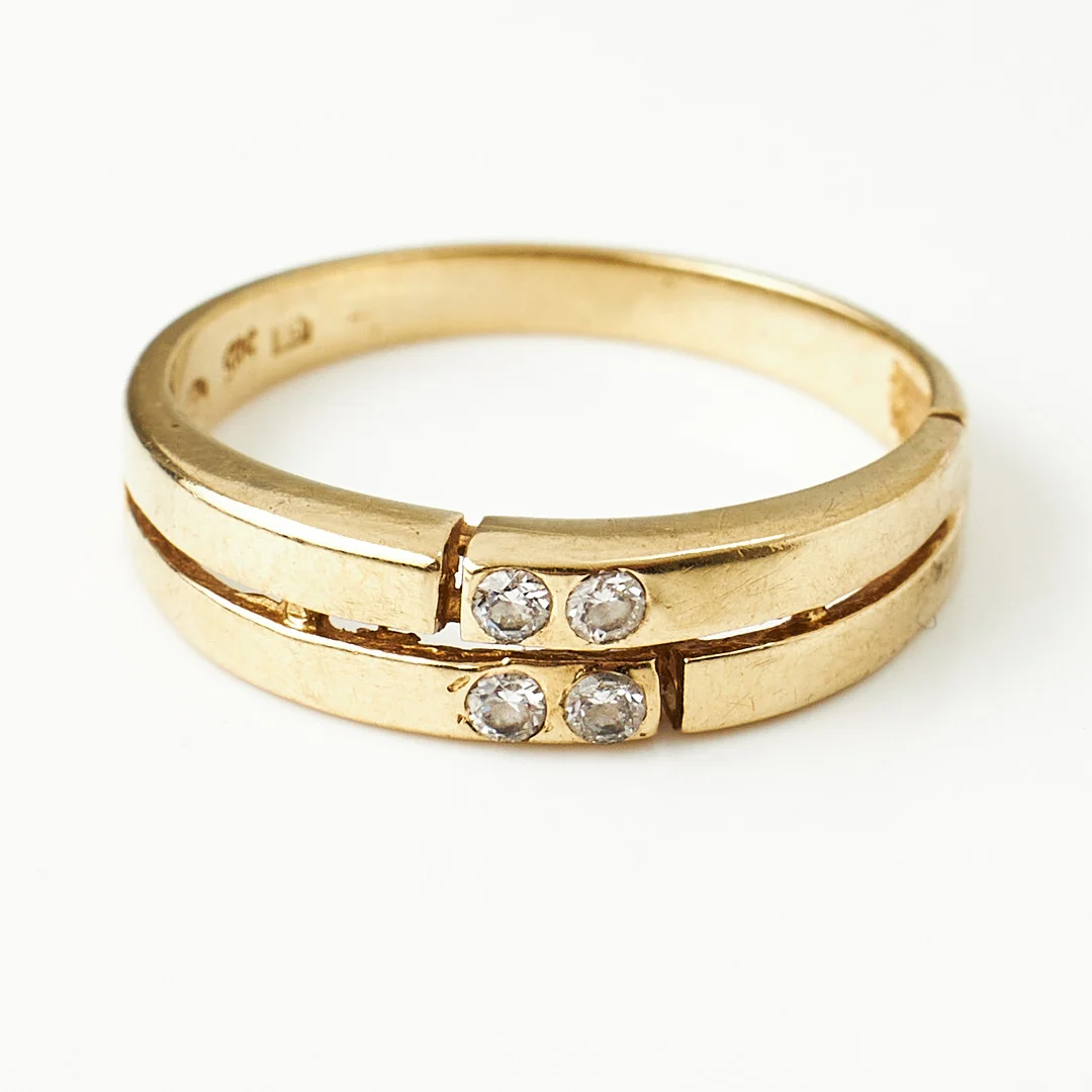 RING, 14 k guld, dekor med 4 fasettslipade stenar, utländska stämplar. — Rings — Stockholms Auktionsverk Magasin 5