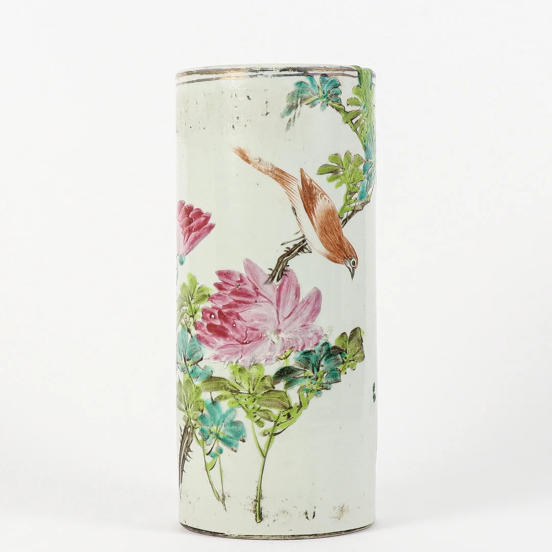 PENSELVAS, porslin, Kina, 1900-talets första hälft. — Ceramics & Porcelain — Karlstad Hammarö Auktionsverk