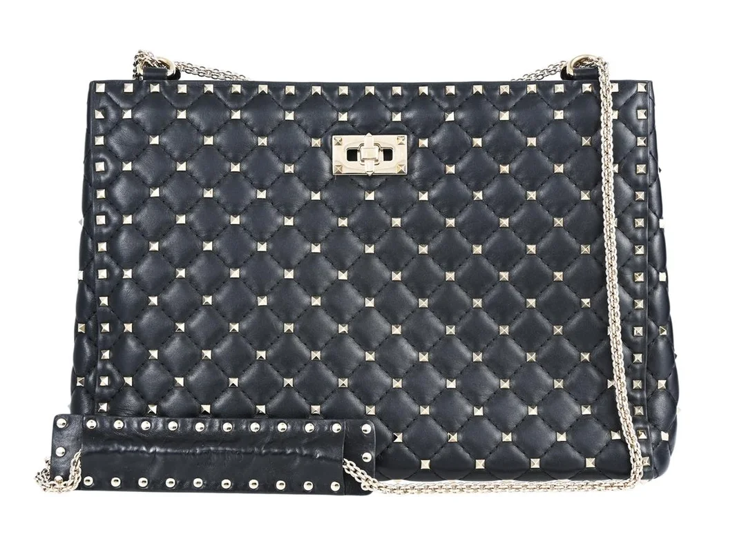 VALENTINO, VÄSKA, Rockstud Tote Bag, svart läder, guldfärgade nitar, 32,5x23x13 cm, dustbag. Excellent Condition. — Accessoarer/Väskor — Kaplans