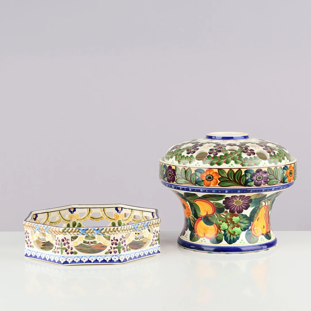Jardiniere og frugtskål af fajance, dekoreret i farver med stiliserede blomster. 732/260. Aluminia. Danmark (2). — European — Palsgaard Kunstauktioner