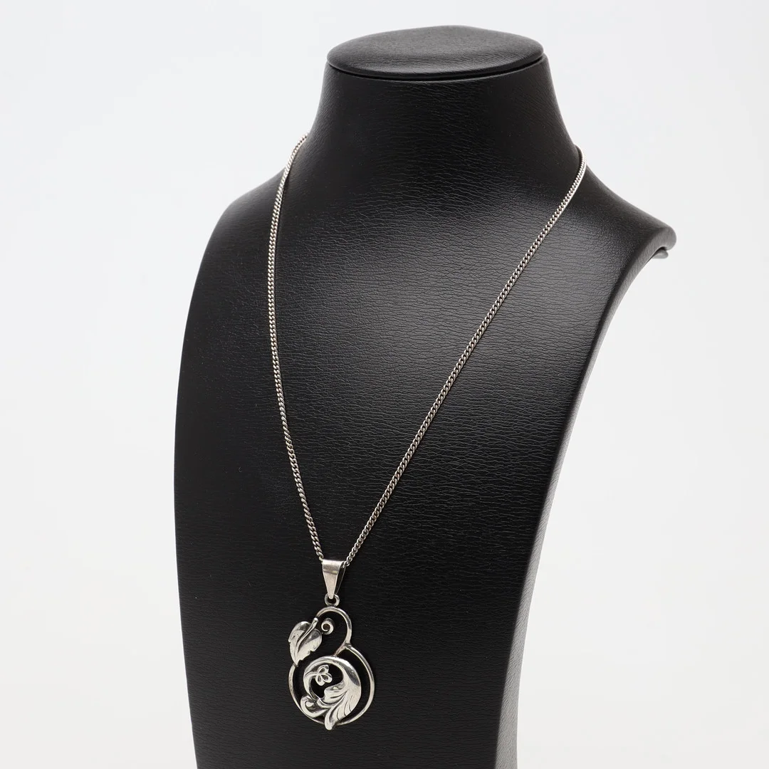 HÄNGE samt KEDJA, silver, vikt ca 6,9 gram. — Brooches & Pendants — Borås Auktionshall