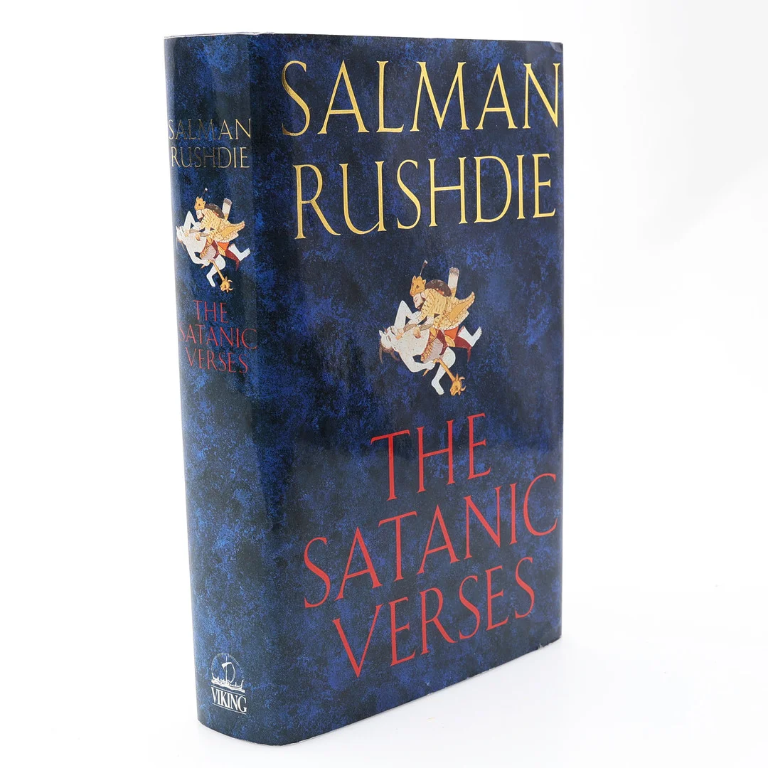 SALMAN RUSHDIE'S THE SATANTIC VERSES 1988. — Books — Crafoord Auktioner Lund