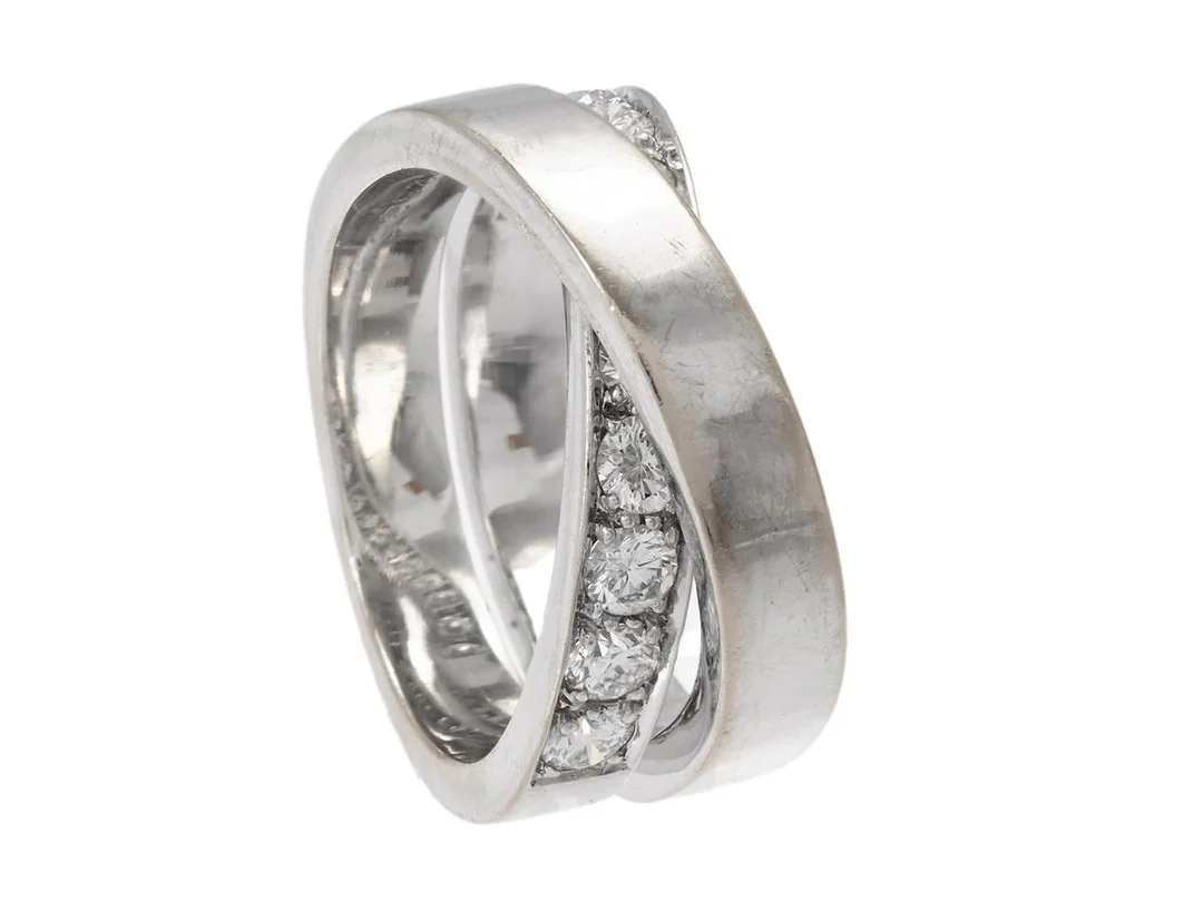 CARTIER, ring, Paris Nouvelle Vague, 18K vitguld, briljantslipade diamanter ca 1,10 ctv, år 1999, serienr I22386, stl 54, vikt 14,0 g, sliten rodiering, certifikat och originaletui. — Smycken/Ring — Kaplans