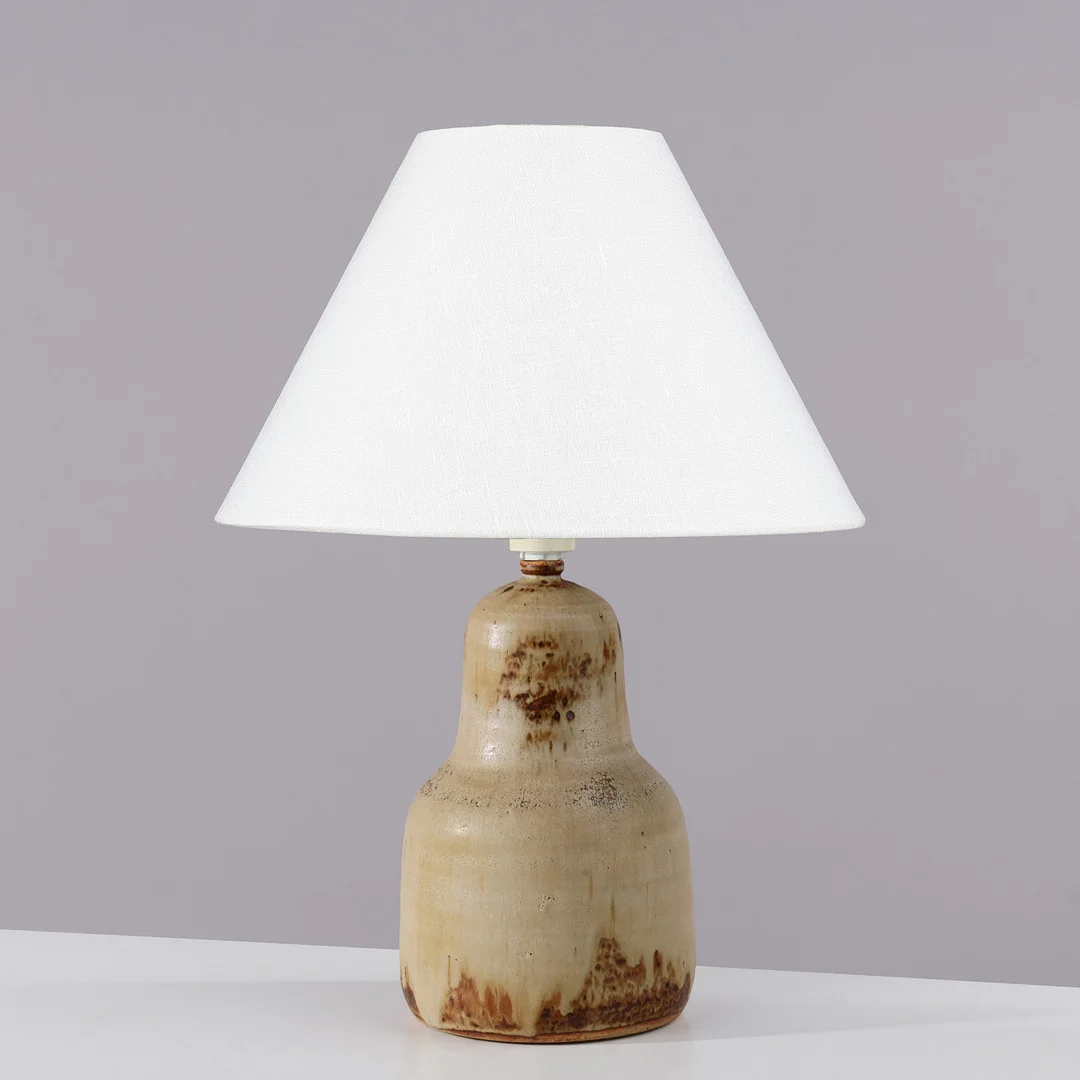 VISBY KERAMIK: Bordlampe af glaseret stentøj, Danmark, 1960/70'erne. — Table Lamps — Palsgaard Kunstauktioner