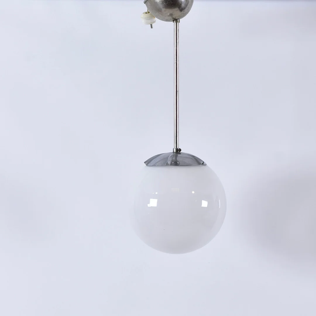 TAKLAMPA, krom med vit glaskupa. — Ceiling lights — Halmstads Auktionskammare