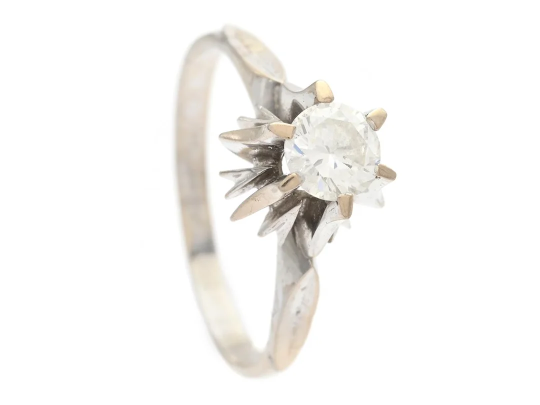 ENSTENSRING, 18K vitguld, briljantslipad diamant ca 0,50 ct, ca W/VS, stl 18,5 mm, vikt 3,7 g. — Smycken/Enstensring — Kaplans