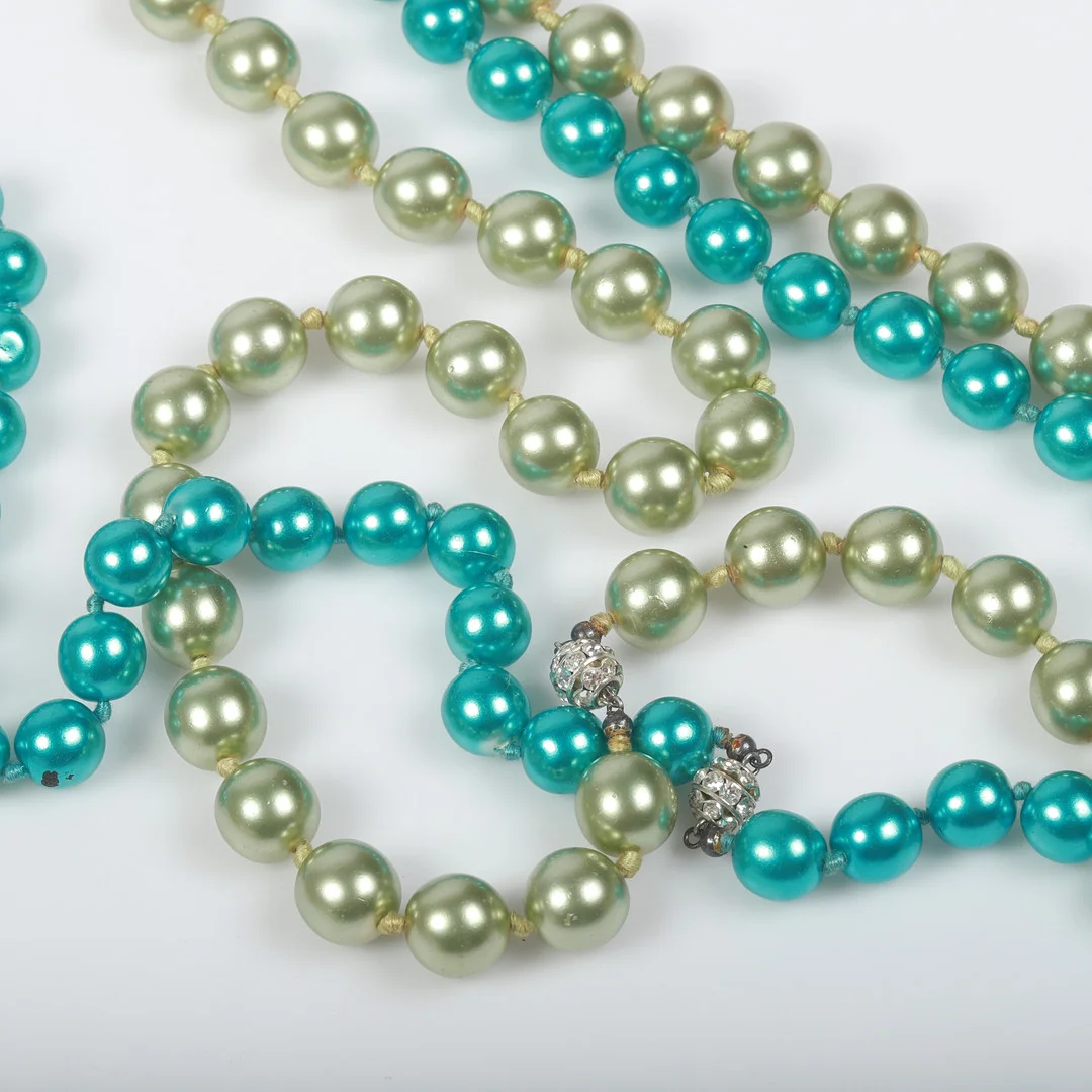 COLLIERER, 2 stycken, konstpärlor. — Necklace — Helsingborgs Auktionskammare