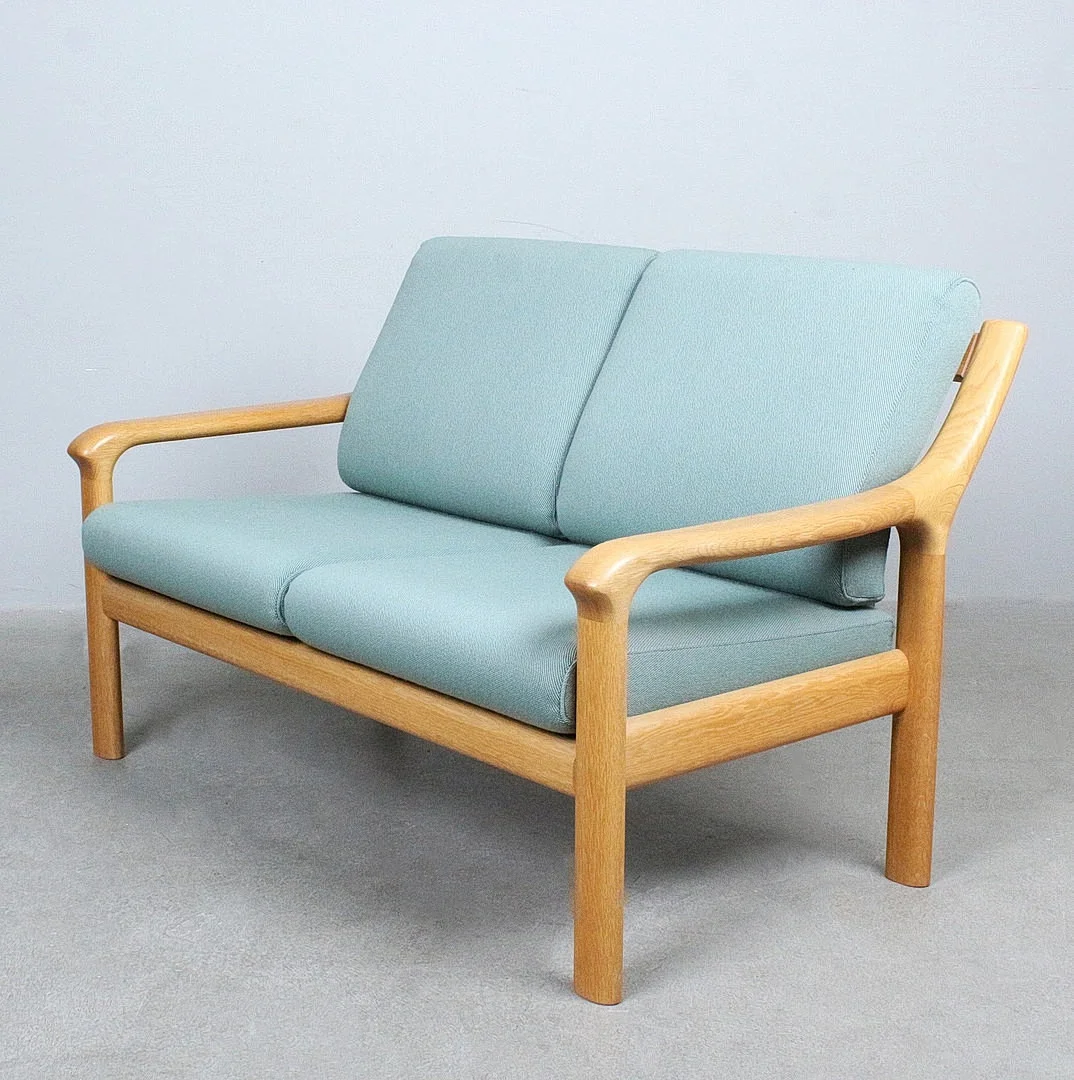 HOLSTEBRO MØBELFABRIK. Sofa / Zweisitzer, Eiche, Dänemark, 1970er Jahre. — Sofas & Seatings — Stockholms Auktionsverk Düsseldorf/Neuss