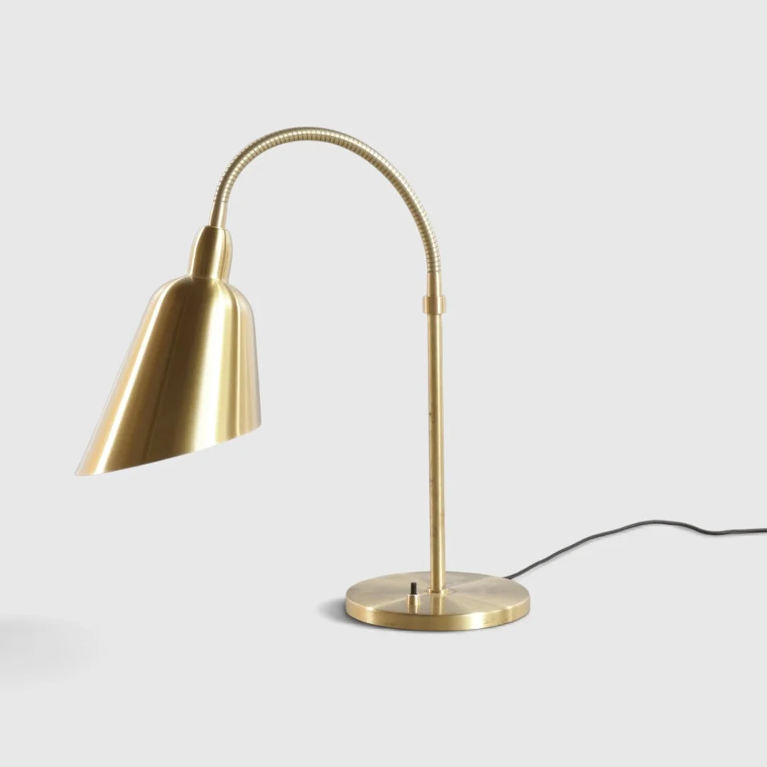 ARNE JACOBSEN. "Bellevue" bordlampe med skærm, fod og stamme af messinglakeret metal, flexarm, &Tradition, 21 årh. — Table Lamps — Woxholt Auktionshus