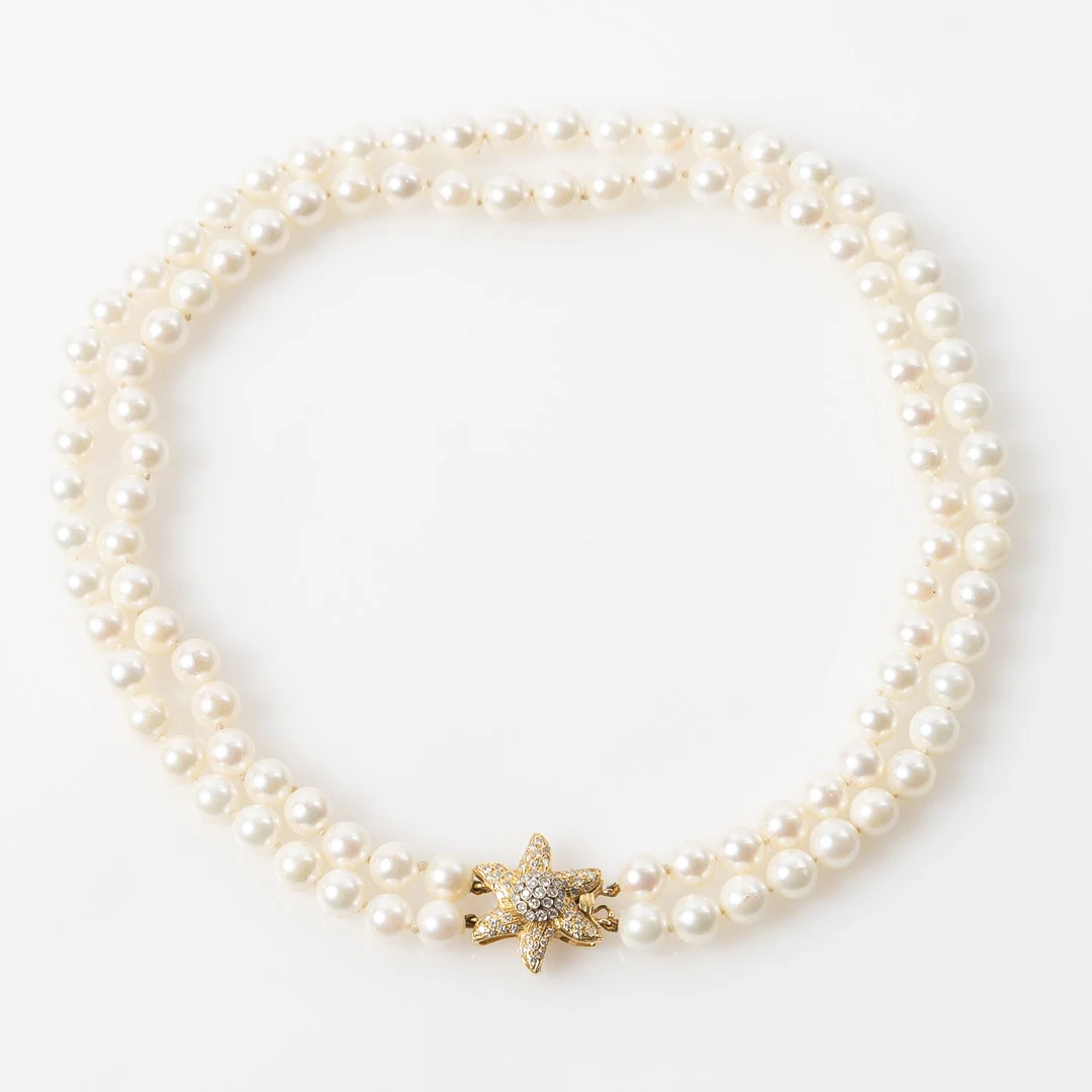 COLLIER, odlade pärlor med lås i 18K guld och briljantslipade diamanter. — Necklace — Stockholms Auktionsverk Helsingborg