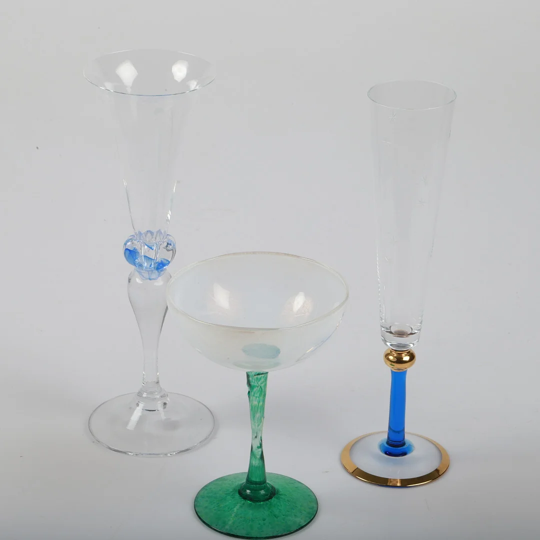 CHAMPAGNEGLAS SAMT COCKTAILGLAS, 3 stycken, Erika Lagerbielke, Orrefors, Christoffer Ramsey, Johansfors lustgård samt Ann Wåhlström, Kosta Boda. — Utility glass — Helsingborgs Auktionskammare
