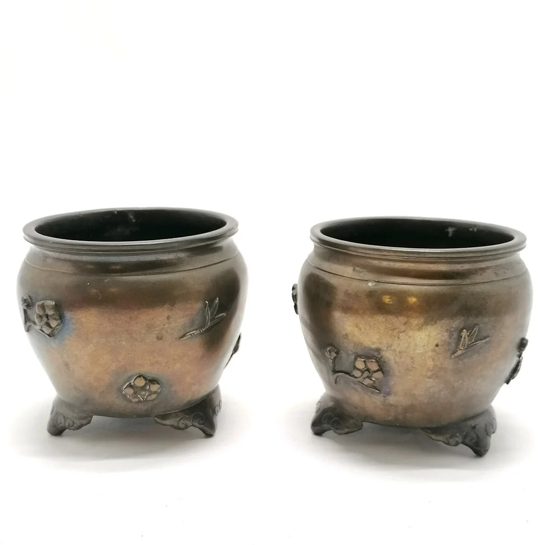 ANTIQUE PAIR OF ORIENTAL BRONZE POTS: W/ 3 FEET. — Sculptures & Bronzes — Acreman St Auctioneers & Valuers