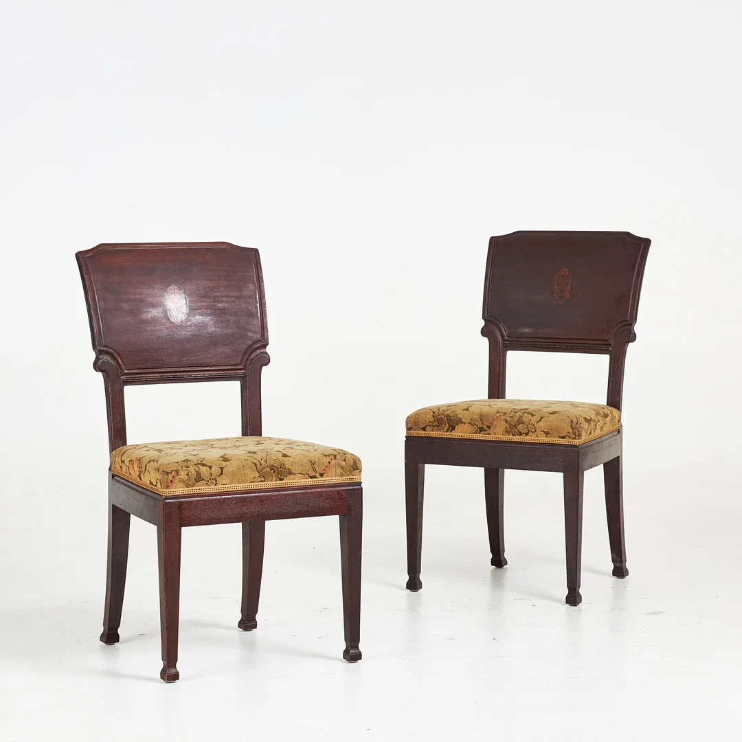NORDSKA KOMPANIET. Stolar, 2 st, jugend, mörkbetsade stommar, stolsryggarna med intarsiadekor, sitsar i textil, undertill brickmärkta. — Armchairs & Chairs — Stockholms Auktionsverk Sickla