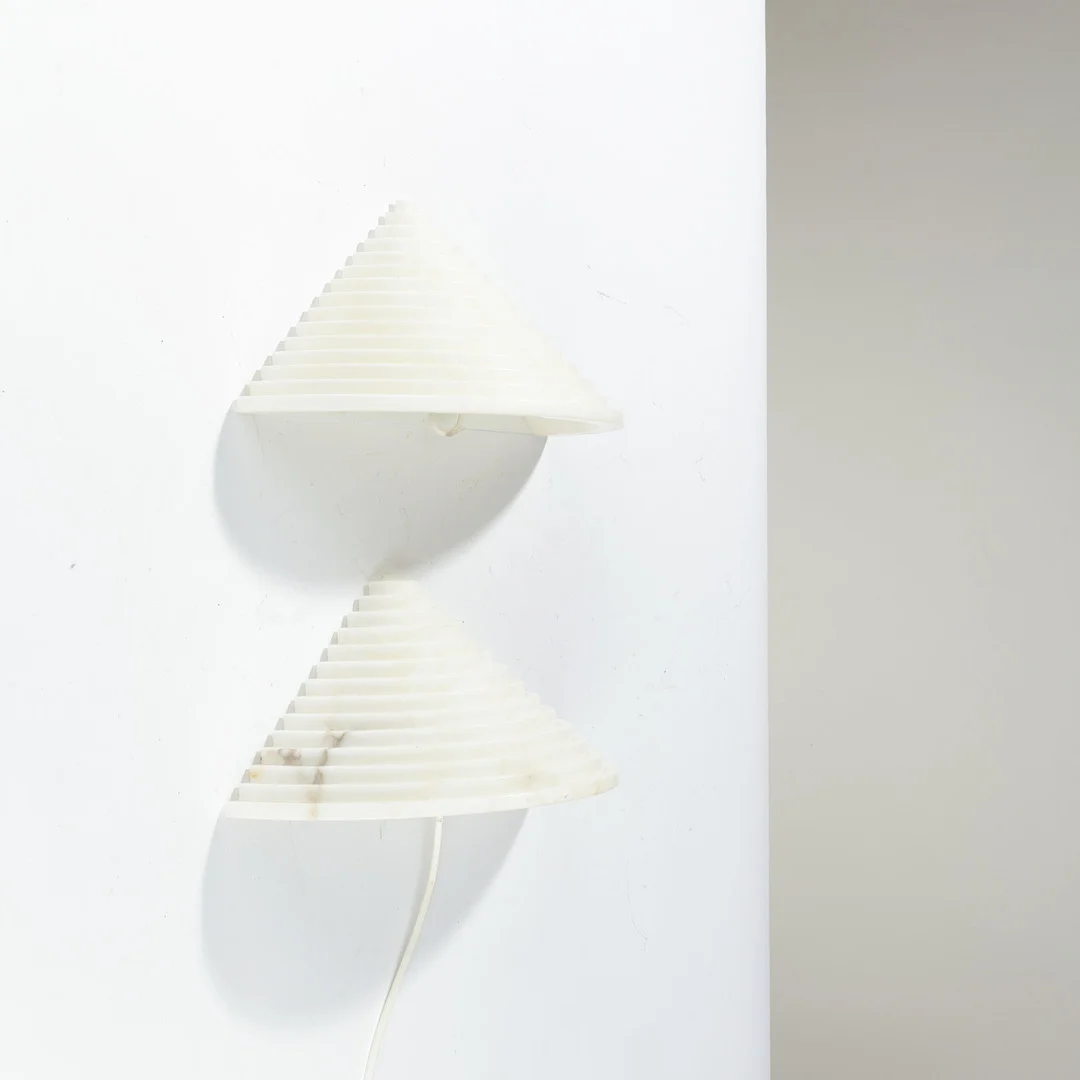 Et par postmodernistiske væglamper af trinvist udskåret marmor i lyse nuancer, europæisk lampeproducent (muligvis italiensk), 1980/90'erne, (2). — Wall Lights — Palsgaard Kunstauktioner