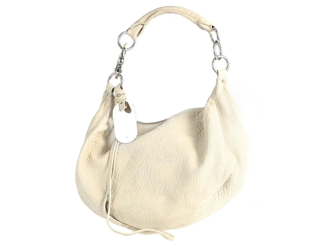 VÄSKA, MULBERRY, Hobo Bag, benvitt läder, silverfärgade beslag, 33x31x14 cm, fläckar på läder, bruksslitage på läder. — Accessoarer/Väskor — Kaplans