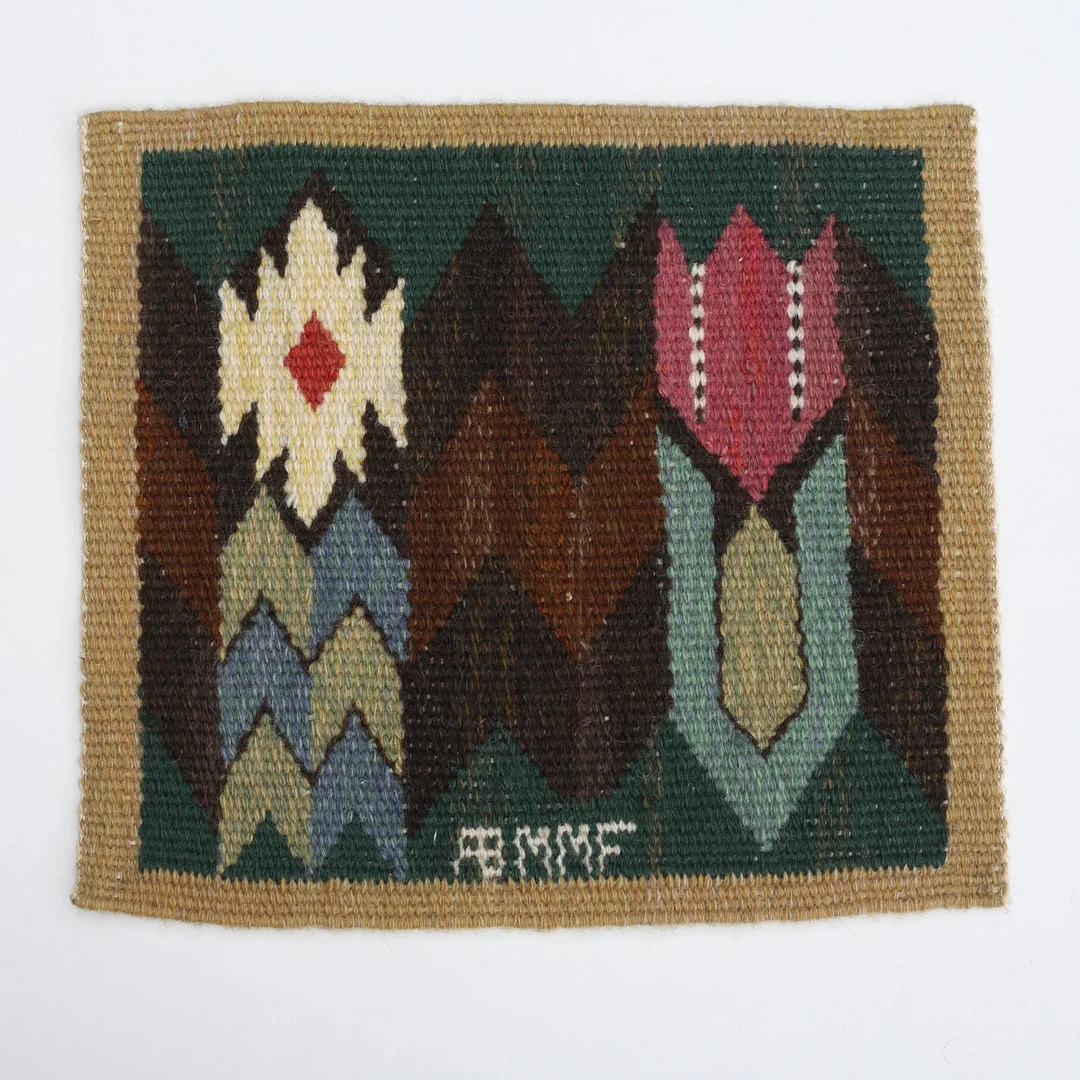 MÄRTA MÅÅS-FJETTERSTRÖM. Bonad, Täppan, signerad AB MMF. — Textiles — Auktionshuset Thelin & Johansson
