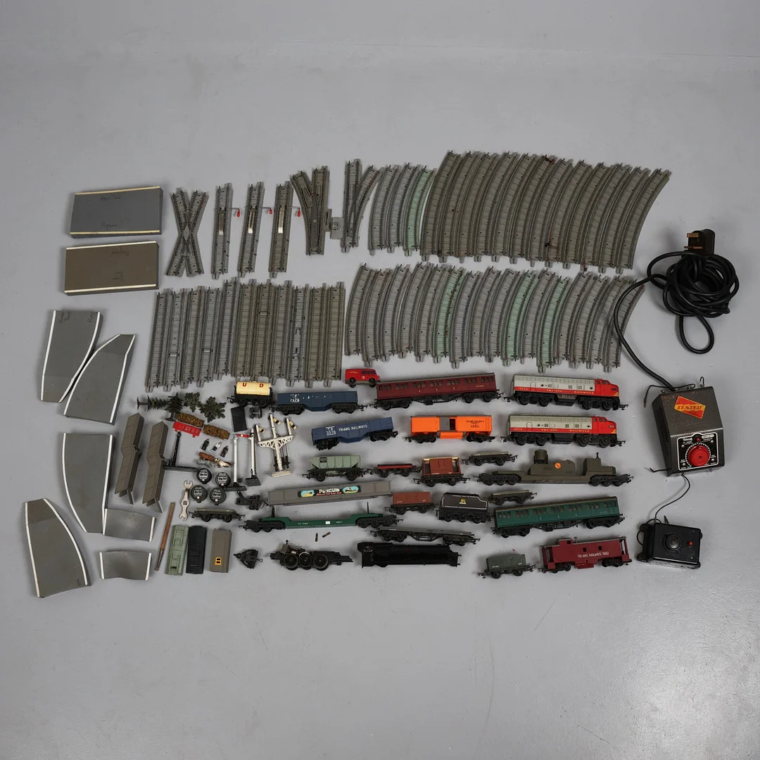 LARGE COLLECTION OF TRI-ANG MODEL RAILWAYANA. (A LOT). — Model railways — Young's Auctions