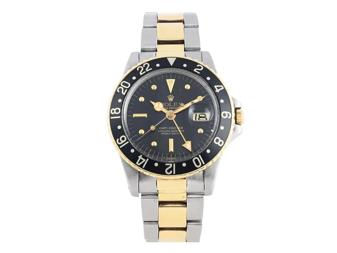ROLEX, Oyster Perpetual, GMT-Master (T Swiss T), Chronometer, s.k. "Nipple Dial", Ref nr. 1675, Serie nr. 5205196, Cal 1570, Verk nr. D360547, Boett nr. 1675, herrur, 40 mm, stål/guld, automatisk, plexiglas, datum, 24-timmarsvisning, Oysterlänk, Ref nr. 78363, viklås (utbytt/senare), Ref nr. 62510H-S CL10/480 J. ca 1977. — Klockor/Rolex — Kaplans