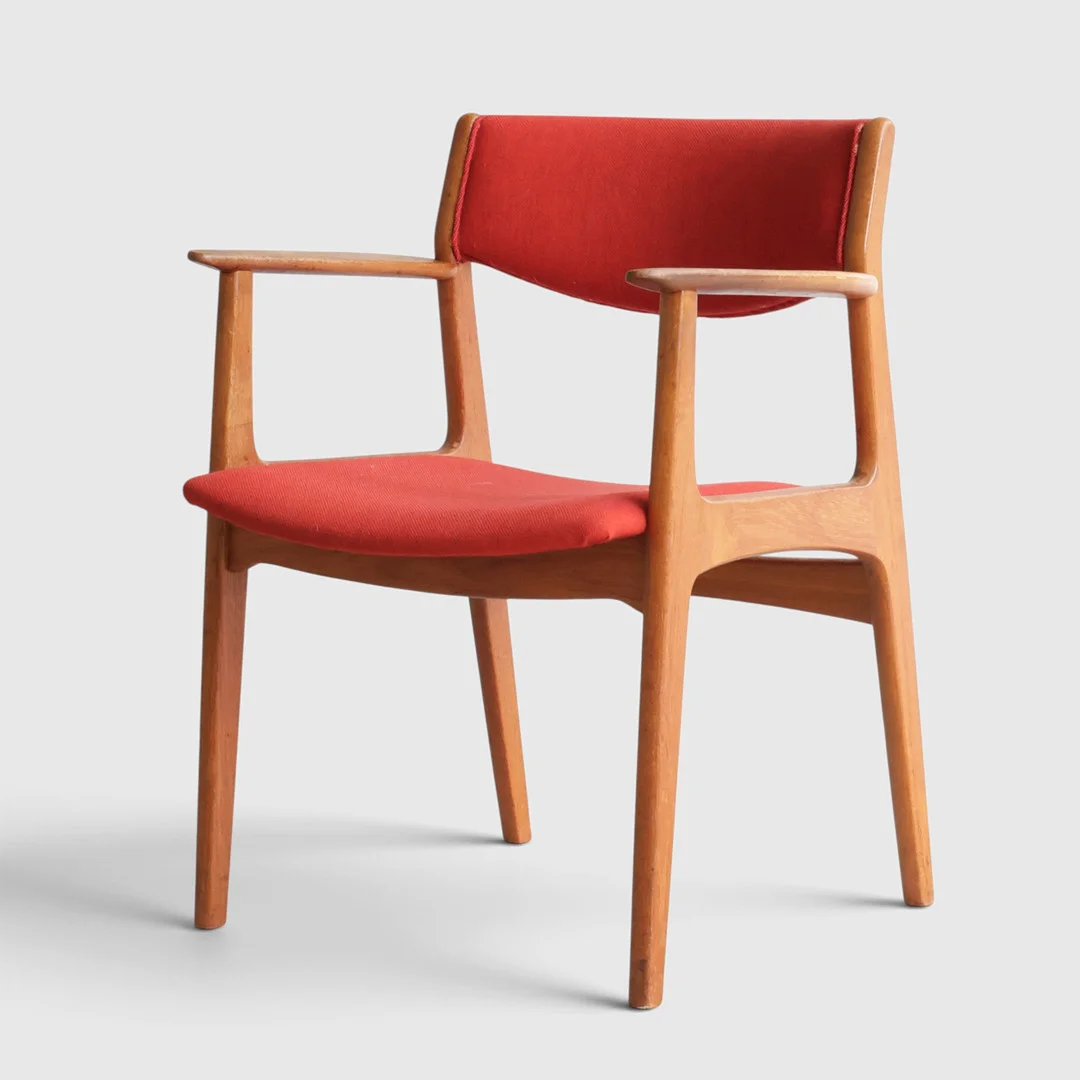 HENRY KJÆRNULF (1911-1975). Armstol af teak, sæde og ryg betrukket med uld. Udført hos Sorø Stolefabrik. Danmark, 1960-70'erne. — Armchairs & Chairs — Woxholt Auktionshus