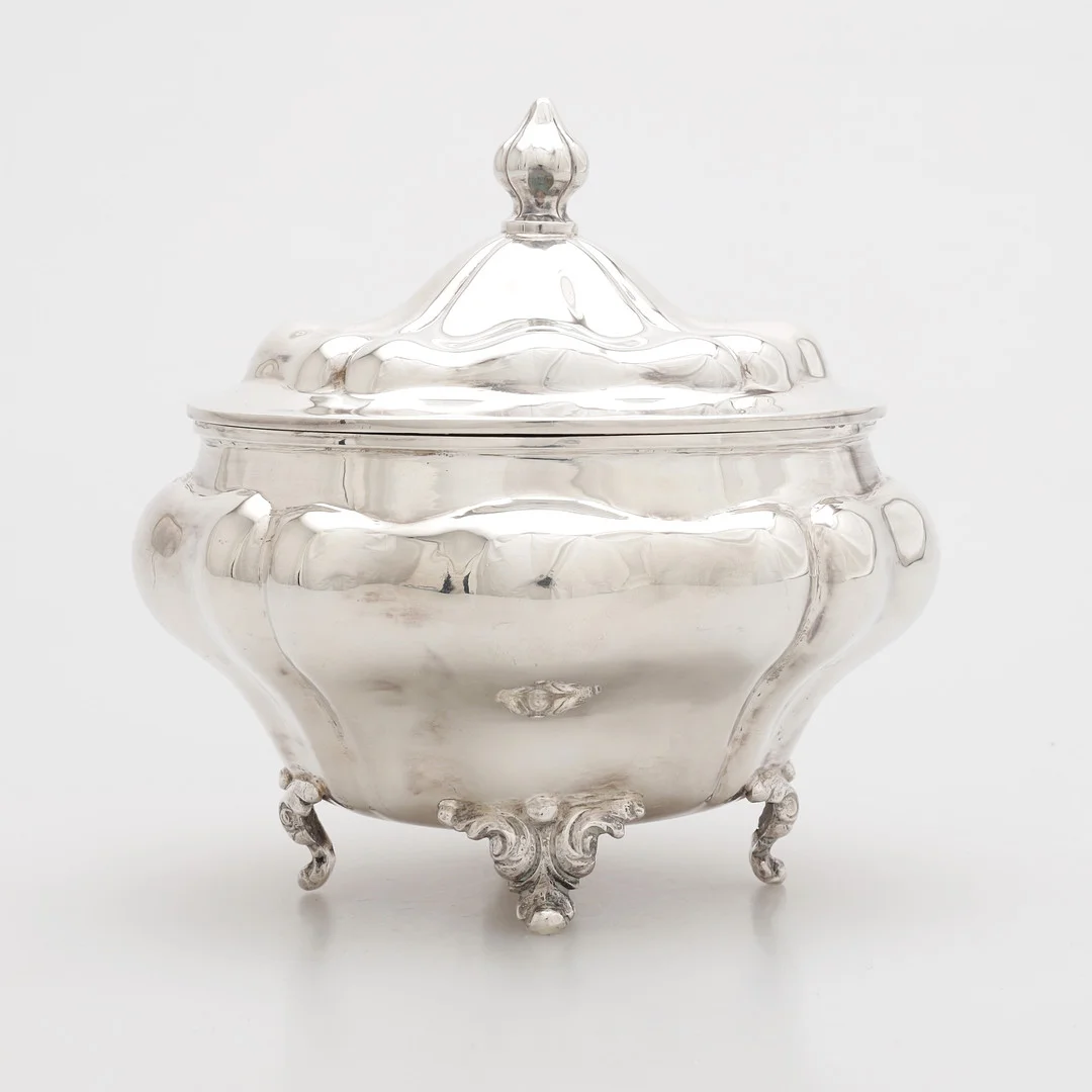 SOCKERSKÅL, silver, totalvikt 297 gram. — Silver — Växjö Auktionskammare