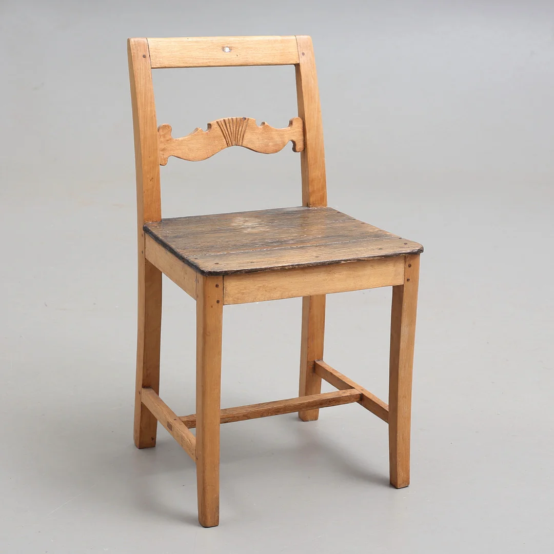 BARNSTOL, trä, 1800/1900-tal. — Armchairs & Chairs — Auktionshuset Thelin & Johansson
