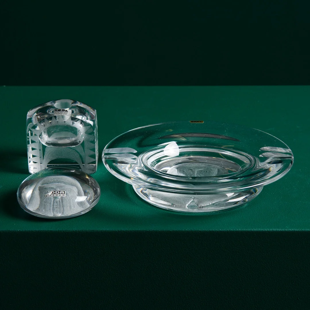ERIK HÖGLUND. Konstglas, BODA, 3 delar, brevpress, askkopp, ljusstake, signerade. — Art glass — Formstad Auktioner