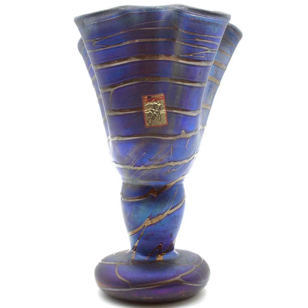 JOSKA. STUDIO DESIGN, GROSSE VASE, GLAS, IRRISIERENDE OBERFLÄCHE, IM LÖTZ-STIL, SPÄTES 20. JAHRHUNDERT. — Art glass — Kunst- und Auktionshaus Kleinhenz