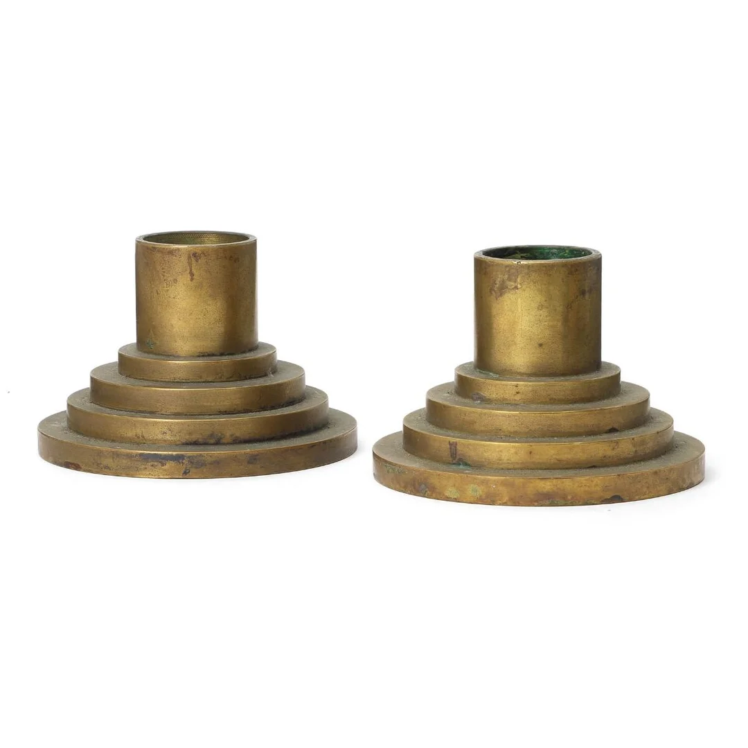 Unknown design: A pair of Art Deco bronze candlesticks. H. 8.5 cm. Diam. 12 cm. (2) — Modern Decorative Art — Bruun Rasmussen