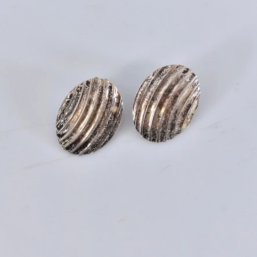 ÖRHÄNGEN, ett par, snäckform, sterlingsilver. — Earrings — Halmstads Auktionskammare