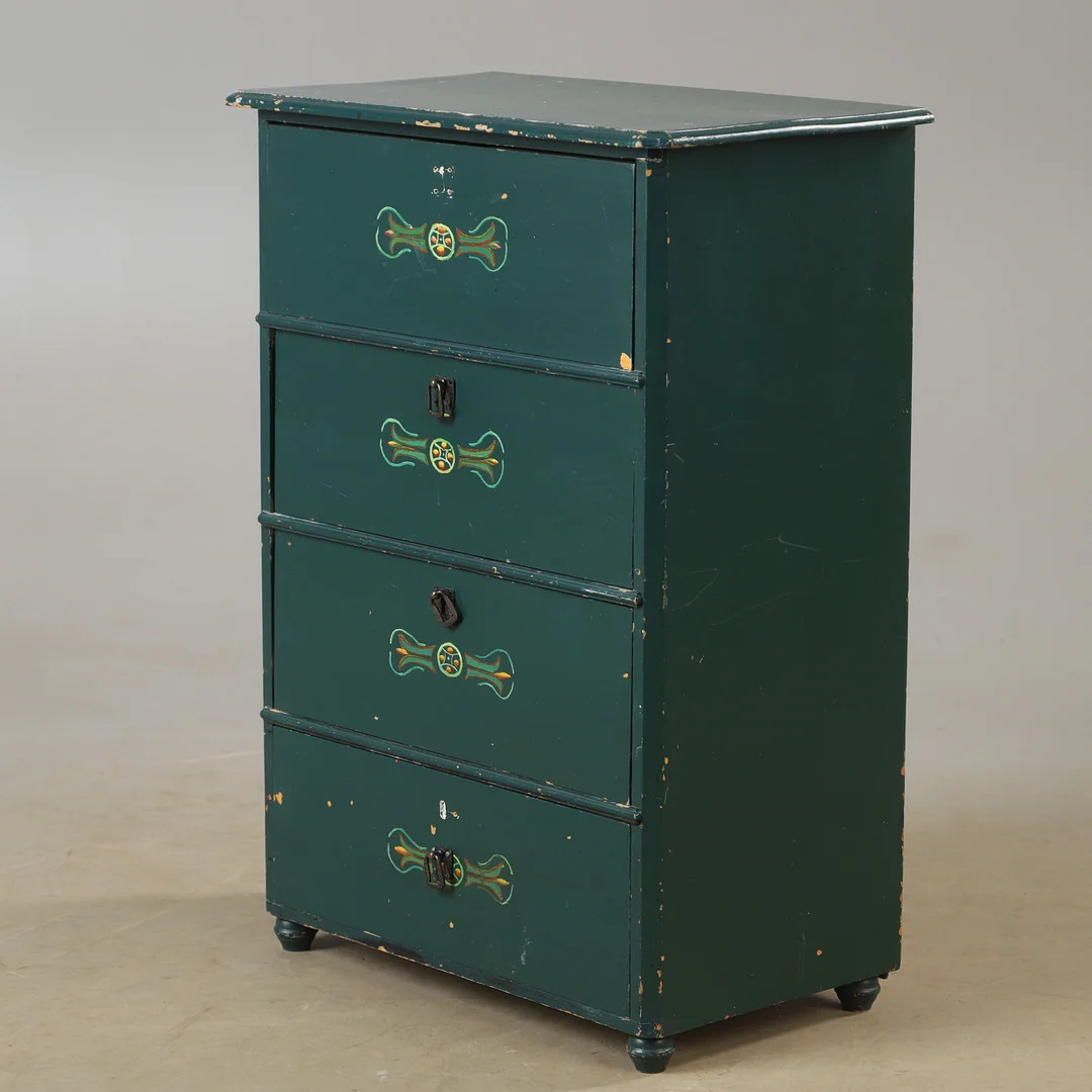 BYRÅ, 4-lådig, målad, 1900-tal. — Chests of drawers — Helsingborgs Auktionskammare