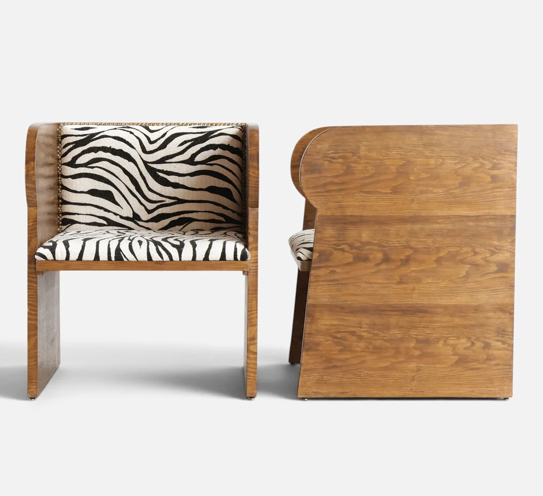 Et par skulpturelle loungestole af bejdset træ, betrukket med sømbeslået 'zebra' møbelstof. Art Decó-stil, nyproduceret (2). — Armchairs & Chairs — Woxholt Auktionshus