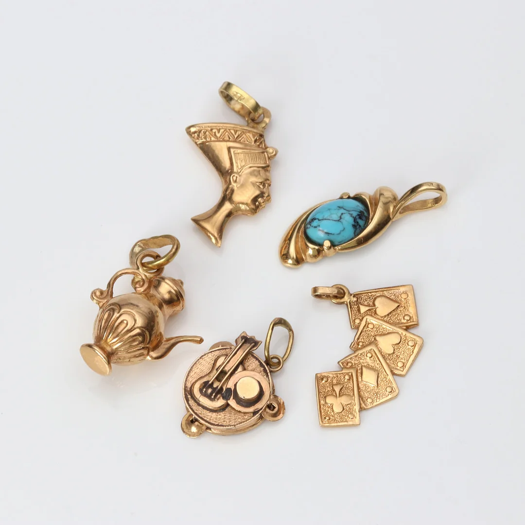 BERLOCKER, FEM ST. 18k och 14k guld. — Brooches & Pendants — Skånes Auktionsverk