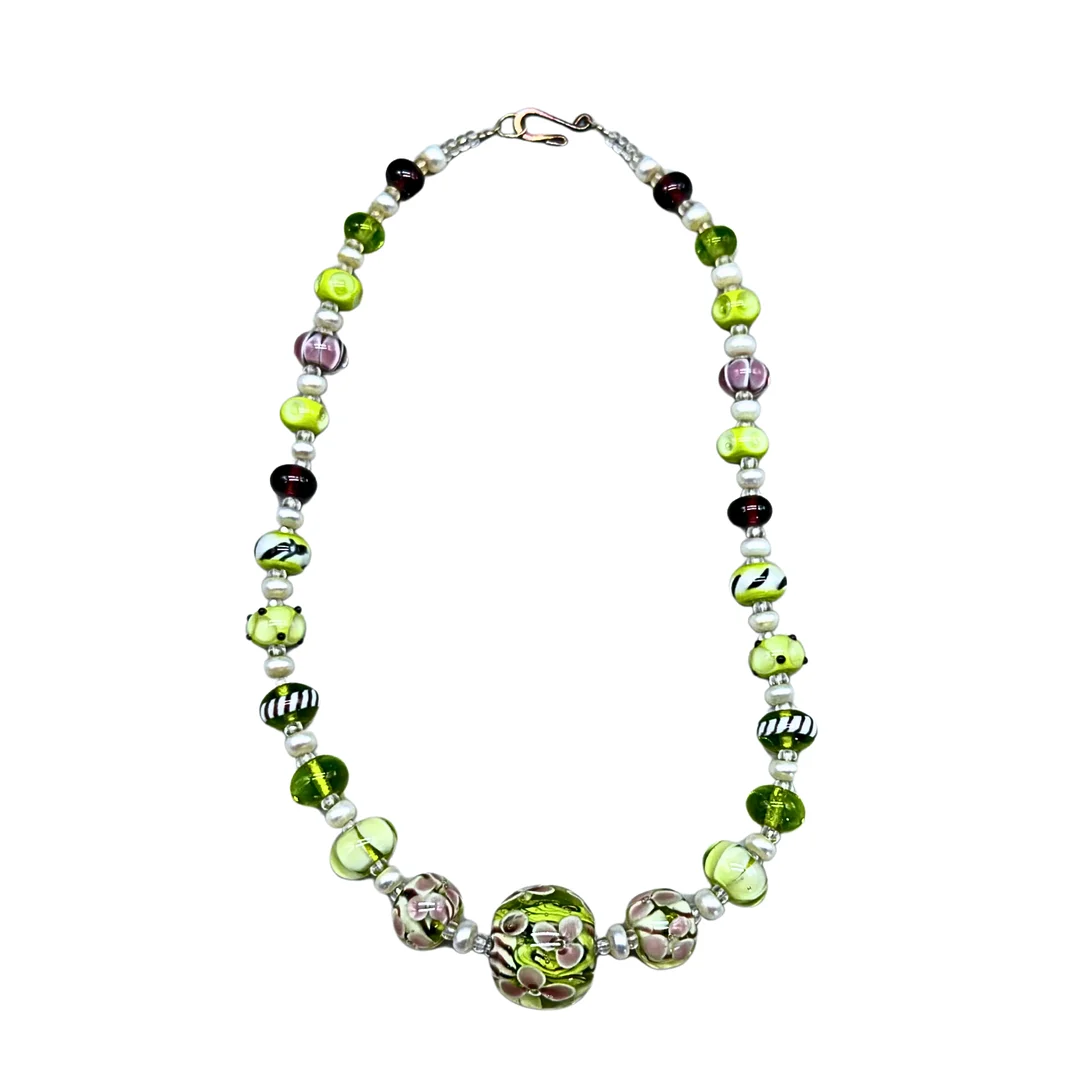 GRÜNE GLASPERLENKETTE MIT HAKENVERSCHLUSS. — Necklace — Auktionshaus Stuber's Hammerschlag