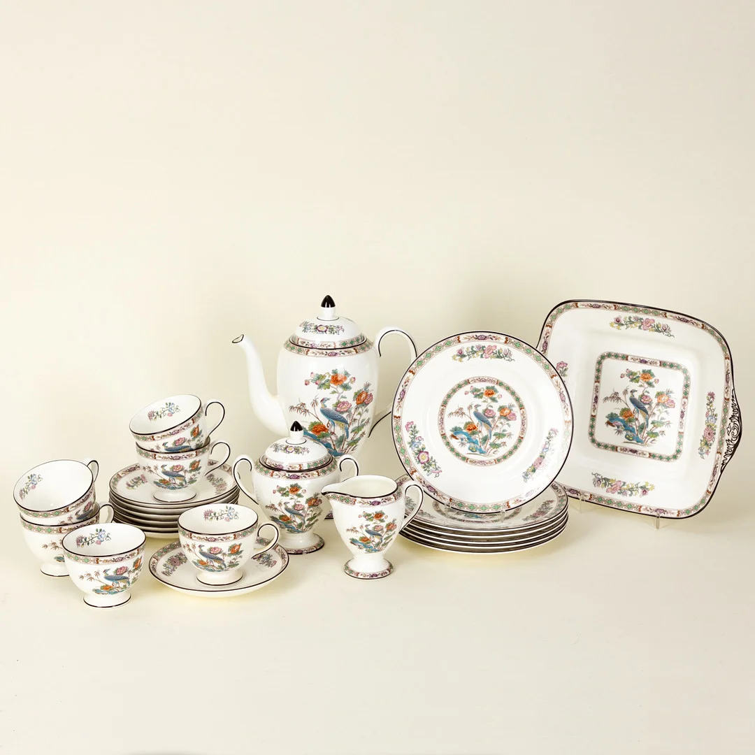 WEDGWOOD. Kaffeeservice für sechs Pesonen, Dekor ´Kutnai Crane`, Stoke-on -Trent, 2. Hälfte 20. Jh. (20). — European — Stockholms Auktionsverk Hamburg