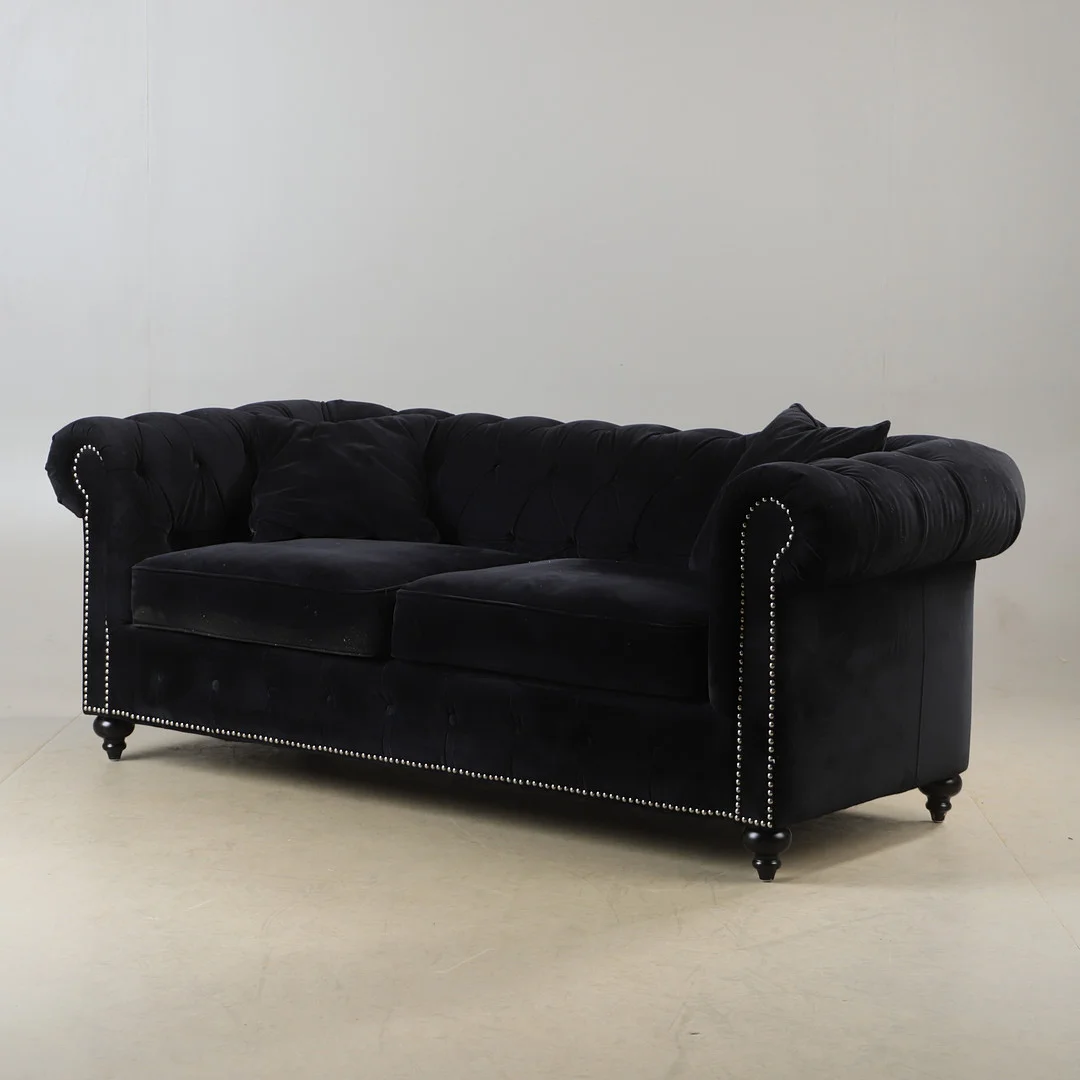 SOFFA, sammetsklädsel, chesterfieldmodell, 2000-tal. — Sofas & Seatings — Helsingborgs Auktionskammare